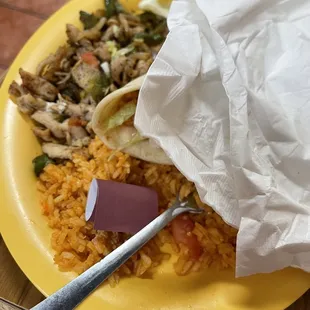 mal servicio y las fajitas sabían mal, La verdad no me gusto ustedes pueden comprobar!! Eso no son chicken fajitas a mi punto de ver !!!