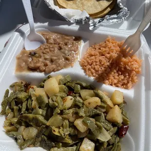 Papas con nopales