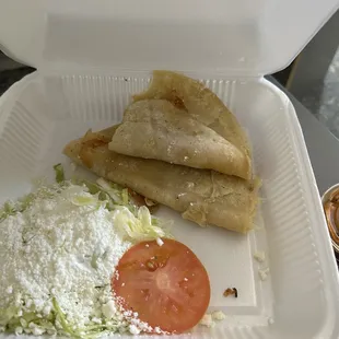 Pdi  quesadillas de asada y me las dieron asi sin carne y en los otros tacos se equivocaron en todo y tdvia llamo y no me resolvieron nd