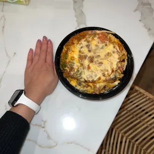 Size by size comparative of my hand and the big size bolognese pasta.