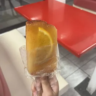 Paleta de naranja con tajin