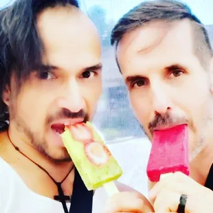 Wedding week treat #1 Paletas, Richard is having Pitaya and I  kiwi strawberry. Yummy!!! - Sidowsobrino.com