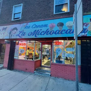 the front of the ice cream shop