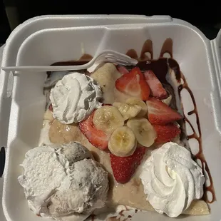 Lechera crepe with cookies and cream ice cream scoop