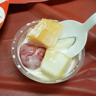 Fresh fruit with homemade cream