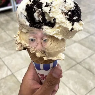 a hand holding an ice cream cone