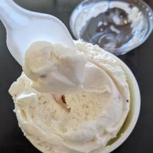 Double scoop ice cream... Fresas con crema y pistachio