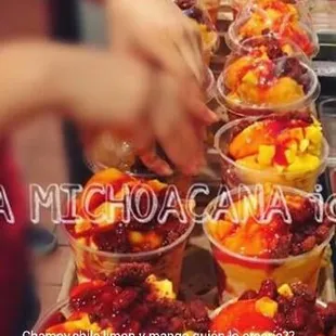 Lavandose las manos en la mangoneadas,que asco llenas de chamoy