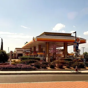 La Michocana ice cream parlor is located adjacent to the Shell Gas station
