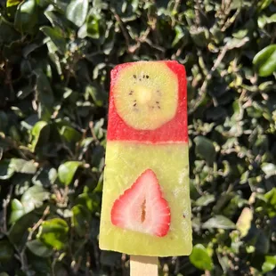 Strawberry kiwi paleta