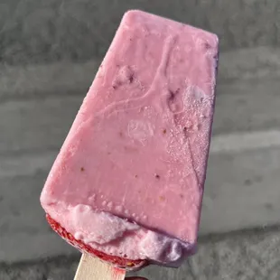 Paleta de fresa con leche