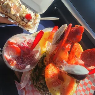 Piña loca , fresas con crema , banana split and the rest that didn&apos;t come out in the picture