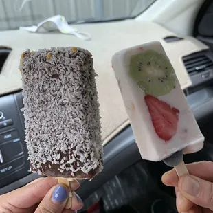 Mexican vanilla covered with chocolate and yogurt with fruit popsicles.