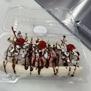 BANANA SLIPT WITH STRAWBERRY AND CHOCOLATE ABUELITA ICE CREAM