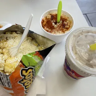 Elote con cheetos y elote con chile y un horchata  10/10