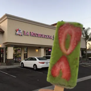 Key lime w strawberry paleta - nom nom!