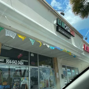 Horrible place, all dirty and the food always cold. The service is very slow.