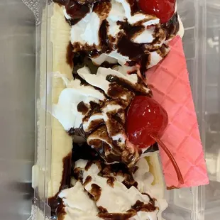 Banana split with ice cream