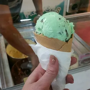 a hand holding an ice cream cone