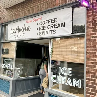 Outside LaMocha Cafe in Lakewood (July 2024)