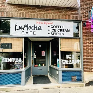 Outside LaMocha Cafe in Lakewood (July 2024)