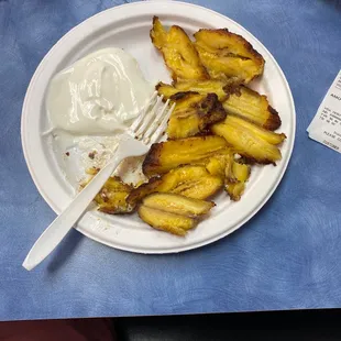 Es una orden de platanos fritos q hordene pero resulto q eran pequeños guineos majonchos. Y crudos