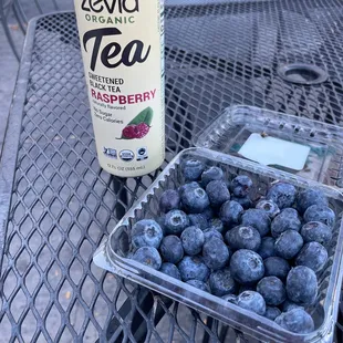 Blueberries &amp; a cold tea while I explore Nob Hill Mainstreet. Thanks Geckos bar for letting me snack on your patio!!
