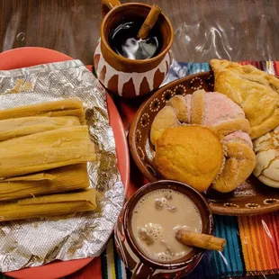 Tamales, cafe de la olla, pan dulce y champurrado!!