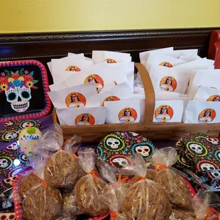 a table full of cookies