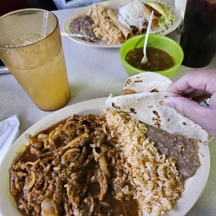 Guisado de Res, flautas, agua de piña.