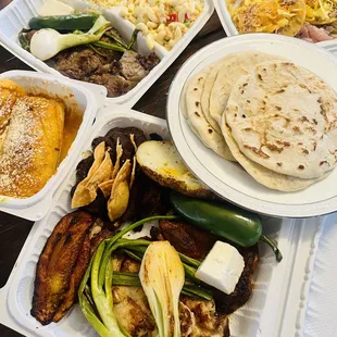 Clockwise from bottom, Churrasco, Chuchitos, Carne Asada, Garnachas, Tortillas