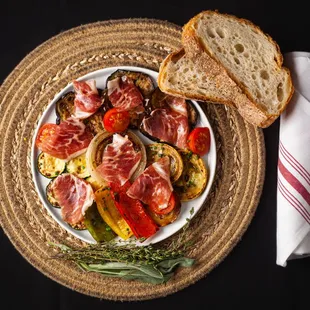 Grilled vegetables with Serrano ham