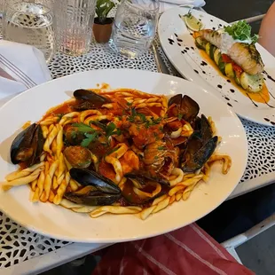 a plate of pasta and musselling