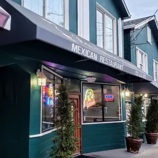 Storefront for La Nueva Perla