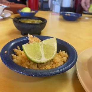 a bowl of rice with lime slices