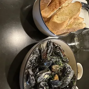 Blue cheese mussels