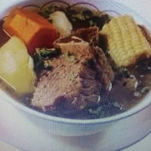 Excelente caldo de res ,,quesadillas y tacos deliciosos, el antojito del día empanadas venezolanas y un delicioso cremoso helado..