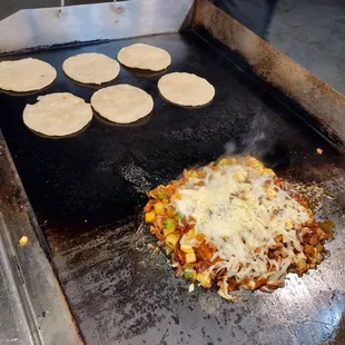 Tortillas recién echas para tacos y muelitas. Quesadillas y burritos son de arina ay tortas