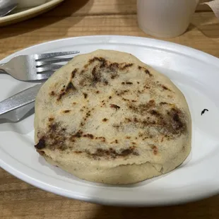 Pupusa revuelta que es de queso orozco y chicharrón