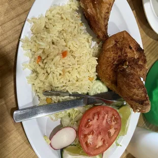 Este es el lado que viene con el caldo de pollo, arroz, pollo frito con un  lado de ensalada.