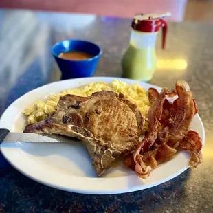 Pork chop, eggs &amp; bacon (à la carte)
