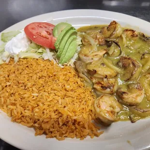 Camaron en salsa verde.
Grilled shrimp cooked with onions and salsa verde.