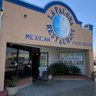 the entrance to a mexican restaurant