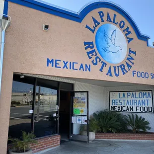 the front of a mexican restaurant