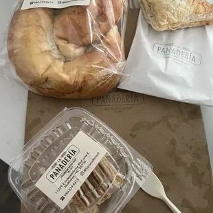 Pastel de Gloria con guayaba, to-go box a milhojas, roscón con arequipe