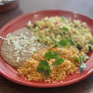 Huevos A La Mexicana con arroz y frijoles