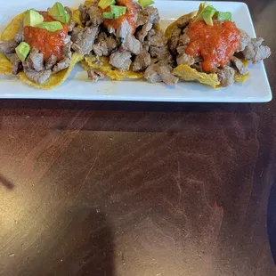 Tostones con Carne Asada