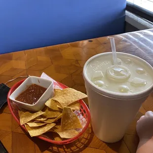 Chips and salsa / Large lemonade