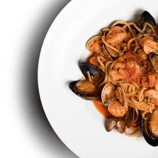 a plate of pasta with shrimp and musselling