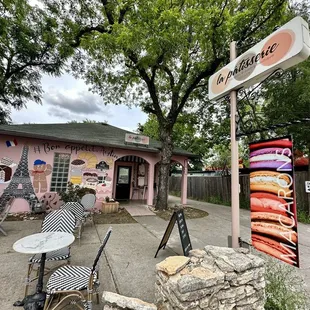 the outside of a restaurant